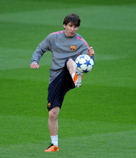 记者：吕迪格膝盖不适出战马竞存疑，赫伊森可能搭档阿森西奥