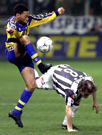 NBA-莱昂纳德32分詹姆斯空砍36分 湖人不敌快船